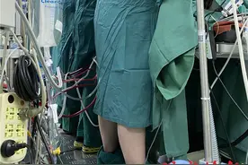 医生专心做手术裤子掉下浑然不知，网友：既可爱又心疼图片