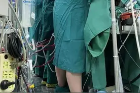 裤子当众掉了！他却很开心图片