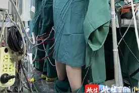 一张手术室照片让网友“既笑又心疼”：做手术太专注，裤子掉了全然不顾图片
