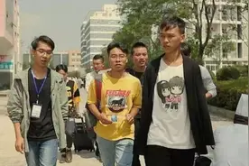 15载，他用一双手托起两个人的未来图片