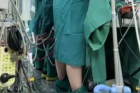 做手术时裤子掉了浑然不知？90后医生回应：有些不好意思，但救回患者很开心图片
