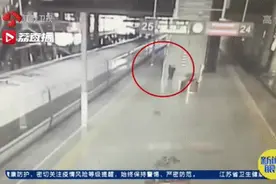 男子强行试图扒开高铁车门，多次挣脱工作人员阻拦图片