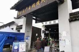 一线直击｜今天乌镇镇区逐步开放，沿街店铺恢复营业，市民生活逐渐进入正轨图片