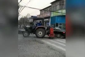 一旋耕犁拖拉机冲撞黑色汽车，聊城警方：因道路通行引发冲突视频封面
