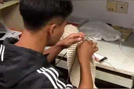 山东一高校寝室，三个大男生集体给女友织围巾！80后女人…酸出了眼泪！评论区可太热闹了图片