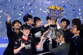 EDG夺冠，这个翻译小姐姐也火了！中英韩三语无缝切换，圈粉大批网友图片