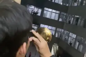 EDG夺冠！音乐学院学生隔窗吹《百鸟朝凤》庆祝图片