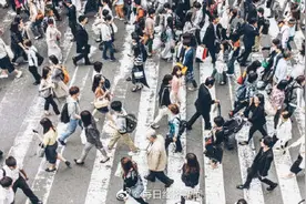 陷入死循环！日本平均工资30年不涨图片