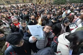 “宇宙的尽头是考公”图片