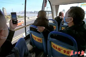 武汉公交10路设“抬头族”专座，邀乘客多看看窗外美景图片