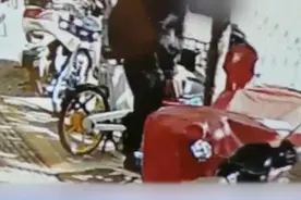 女子将6万元现金忘在共享单车上，民警帮找回视频封面