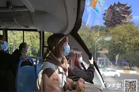 武汉这条公交线设“抬头族”专座，一趟可打卡多处地标图片