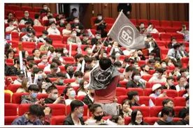 EDG夺冠！上海这家剧院迎来独一无二的庆祝方式图片