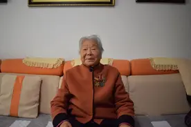 从前线背回伤员进行救治，听老兵贾坤讲战场上救死扶伤的往事图片