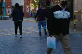 美驻上海总领事馆恢复面签首日：排队两小时，有人从外地赶来视频封面