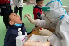 感动！男孩做核酸一眼认出防护服下的妈妈图片
