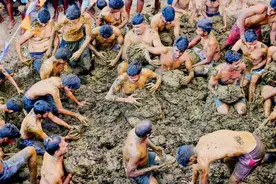 震撼！村民互相泼粪狂欢，还用牛粪来生产生活用品图片