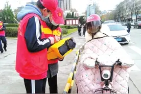 因疫情学生取消周末假期，家长送被褥贴手写信“学校最安全，老师会保护你们”图片