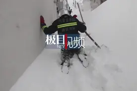 内蒙通辽一民房被暴雪压塌5人被困，消防员爬行500米救援图片