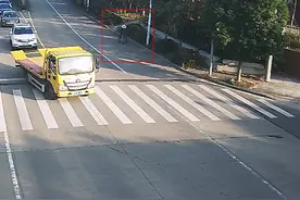 老伴去世后，老太天天推空轮椅出门……图片