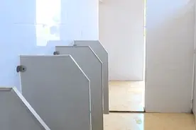 男公厕小便区没装遮掩门“随便看”？如厕者：太尴尬了图片