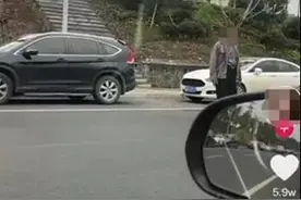 大爷过个马路成女网红暧昧对象？不是好玩是违法图片