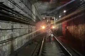 上海地铁1号线突发故障，乘客从隧道内撤离图片