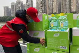 抗疫保供 饮水无忧 中粮悦活桶装水送达成都封控小区图片