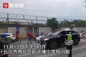 忙完护学岗又背受伤女孩上学，孩子们心中最美警察叔叔获正能量奖图片