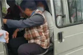 超载面包车后座堆满行李，里面还藏着一个人！出门打工辛苦，安全更要注意啊图片