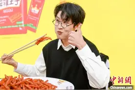 中外吃辣达人用1米长筷吃辣条角逐“麻辣王”图片