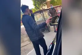 姐姐出嫁，弟弟扶着婚车边走边抹眼泪视频封面