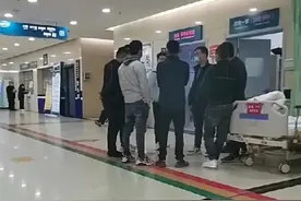 “朋友在医院抢救，兄弟1小时凑齐四五十万现金”视频爆火，拍摄者讲述更多细节图片