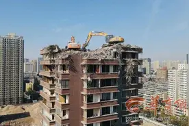 西安23层“最牛民房”拆除：2台挖掘机每天拆一层 一天油钱2000元图片