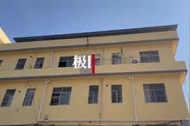救人牺牲的安徽消防员曾借水给轻生女子喝，水瓶仍遗留在屋顶图片