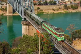 彝族年将至 成昆线“5634”次列车迎“春运”图片