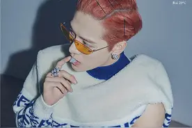 王嘉尔时尚大片曝光 橘红色冲天小辫儿亮眼前卫图片