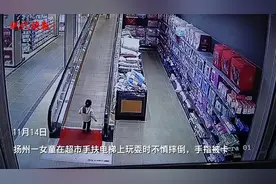 女童手指被卡电动扶梯，消防员拆下零件一起送医图片