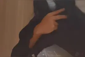上海男子戴假发扮女装在商场女厕偷拍被抓现行！已被警方带走图片