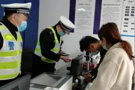 “宁愿坐在电瓶车上笑”的姑娘，这下笑不出了……图片