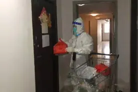 小区贴广告意外被隔离 小伙穿上防护服当上志愿者图片