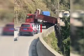 云南昭通一货车往路边倾倒不明物，当地环保部门介入调查视频封面