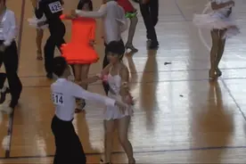 华丽转身！拉丁舞冠军→武警女战士图片