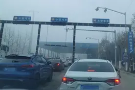 直击进京管控升级首日：环京通勤人员查“四证”，大厂燕郊检查站拥堵长达5公里图片