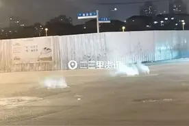 市民反映通安街与东新路交会两个下水井往外冒热气，这是咋回事？图片