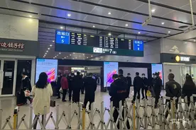 严格进返京新规实施首日 进京客流查验情况如何？民航、铁路及公路运行是否平稳？图片