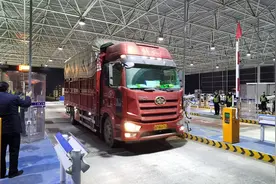 进出京新规首日丨外地蔬菜一路畅通 新发地派工作组在检查站协调图片