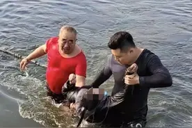 冰湖救人的“红衣大爷”找到了！女儿在家为他开“表彰大会”图片