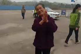 80岁老人科目三考试一把过驾校教练：老人生气不好哄，教课更耐心图片