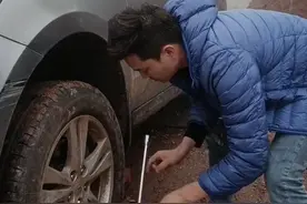 男子喝酒后欲开车回家，朋友将车轮卸下硬核挽留，次日安全返程图片